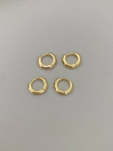 Detailansicht von zwei Paar vergoldeten 18K Creolen mit geometrischem Facettendesign
