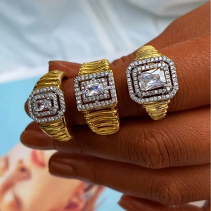 Trois bagues dorées pour hommes avec zircons carrés et anneaux texturés de luxe