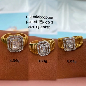 Trois bagues en cuivre plaqué or 18 carats avec oxydes de zirconium carrés