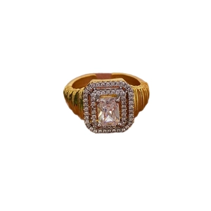 Bague de luxe en or pour homme avec une grande pierre rectangulaire et un double halo de cristal