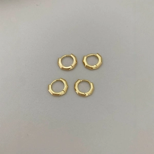 Zwei Paar minimalistische 18K vergoldete achteckige Huggie-Ohrringe für Damen und Herren