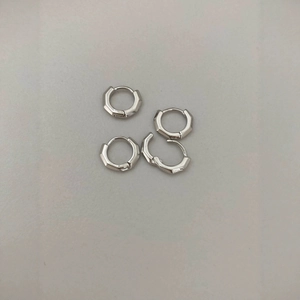 Minimalistische silberne achteckige Huggie-Ohrringe mit polierter Geometrie