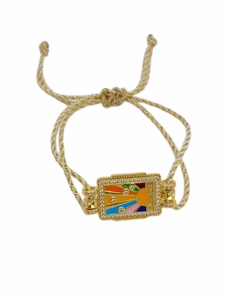 Gros plan du bracelet bohème avec breloque soleil dorée et détails en pierres de zircon