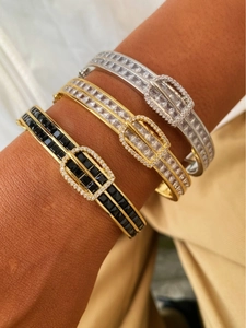 Vue détaillée de trois bracelets boucle fer à cheval avec zircon en or et argent