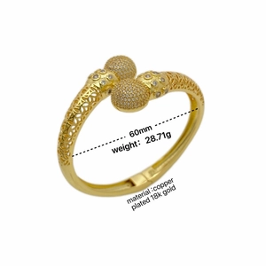 Detail eines 18K vergoldeten Messingarmbands mit Hohlmustern und Pavé-Zirkon-Kugeln