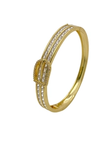Gros plan d'un bracelet boucle fer à cheval doré avec doubles rangées de zircons carrés