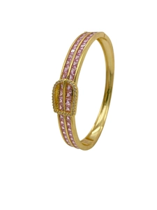 Détail du bracelet boucle fer à cheval doré 18k avec doubles rangées de zircons roses