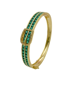 Détail du bracelet boucle fer à cheval avec zircon émeraude à deux rangées, plaqué or 18k