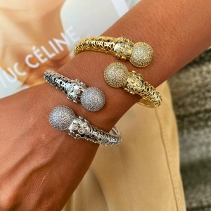 Elegantes Set aus galvanisierten Kugelarmreifen mit Zirkonia und hohlen Metalldetails
