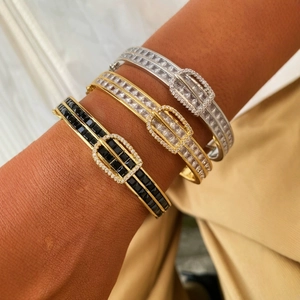Trois bracelets à boucle en fer à cheval avec oxydes de zirconium dorés et argentés