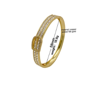 Bracelet boucle fer à cheval plaqué or 18 carats avec zircons cubiques carrés