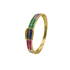 Bracelet boucle de ceinture dorée avec zircons carrés multicolores sur fond blanc
