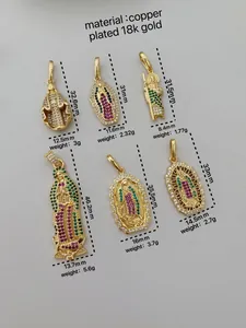 Guía de tallas con seis colgantes religiosos bañados en oro 18k y dimensiones