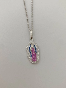 Detalle del colgante de Virgen con pedrería colorida en cadena de plata brillante
