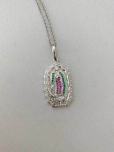 Detalle del colgante octogonal de Guadalupe con cristales de colores y cadena plateada