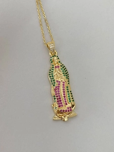 Detalle del colgante de la Virgen María con pedrería de colores y acabado dorado