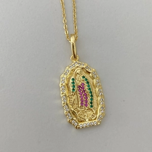 Collar dorado con colgante de la Virgen María, piedras de colores y cristales