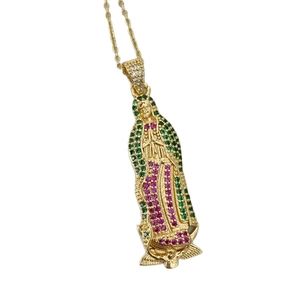 Collar colgante de Virgen de Guadalupe dorado con cristales rosas y verdes brillantes