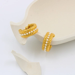Orecchini a cerchio a C in oro vintage con perle e cristalli su base ceramica