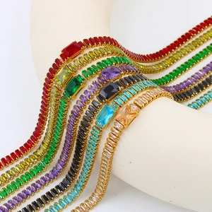 Bracelets tennis dorés avec zircons colorés taille baguette sur supports blancs