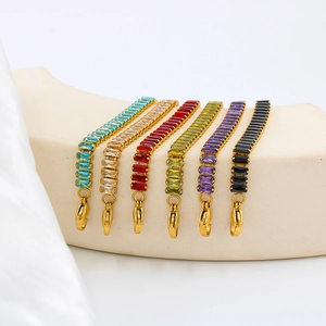 Dettagli di bracciali tennis con zirconi colorati, placcatura in oro e chiusura a moschettone
