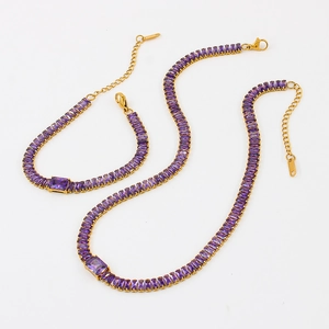 Détail d'un ensemble de bijoux en zircon violet avec collier et bracelet en finition dorée