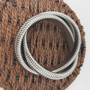 Nahaufnahme von silbernen Schlangenarmbändern aus Edelstahl mit gerippter Metallstruktur