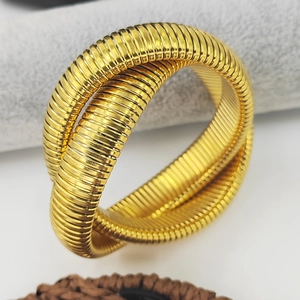 Nahaufnahme des goldenen Tubogas-Doppelringes mit gerippter Metallstruktur und Glanzeffekt
