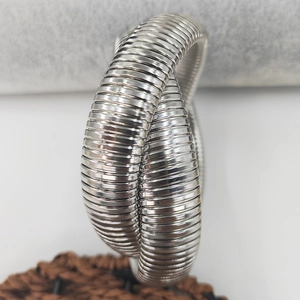 Silbernes Edelstahl-Spiralarmband mit eleganter metallischer Rippenstruktur für Damen