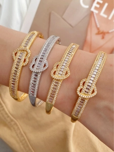 Gros plan de bracelets luxueux plaqués or 18 carats avec zircons sur le poignet