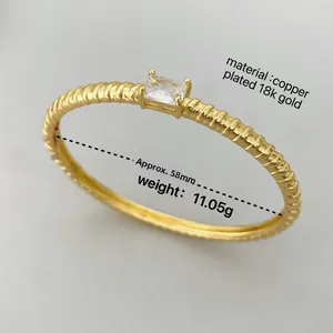 Dettaglio del bracciale in rame placcato oro 18 carati con zircone e trama a spirale