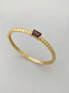 Dettaglio del bracciale a corda placcato oro 18K con zircone viola rettangolare