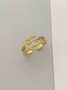 Détail d'une bague coeur plaquée or 18K avec zircons incrustés et anneau ajustable