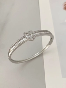 Gros plan du bracelet jonc ouvert en forme de cœur serti de zircons scintillants