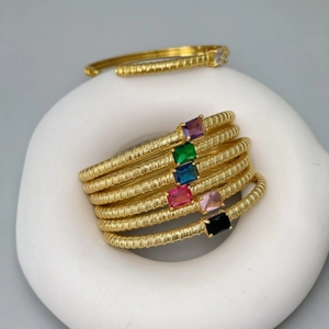 Elegante bracciale a vite placcato oro 18K con zirconi rettangolari multicolore