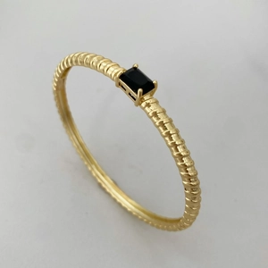 Bracciale dorato con design a spirale e zircone nero rettangolare placcato oro