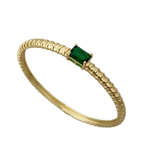 Bracciale placcato oro 18K con zircone verde taglio smeraldo e design a coste