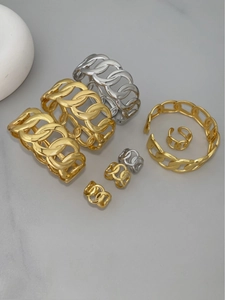 Conjunto de joyas de oro y plata pulida con brazaletes de cadena y anillos a juego