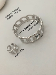 Detalle del conjunto de pulsera y anillo de cobre chapado en oro de 18K con medidas