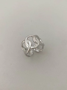 Detalle del diseño de cadena entrelazada de un anillo ajustable en color plata