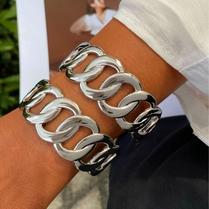 Set de pulseras de cadena de eslabones gruesos en plata pulida de acero para un look moderno