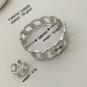 Conjunto de brazalete ancho y anillo de cadena en latón chapado en oro de 18K