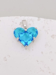 Detailansicht eines himmelblauen Herzanhängers aus Zirkonia mit silberner 4-Krallen-Fassung
