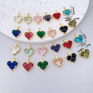 Vergulde hartvormige bedeltjes met gekleurde zirkonia voor het maken van DIY-sieraden