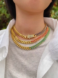 Set di tre catene cubane dorate con dettagli in smalto colorato e chiusura con logo S