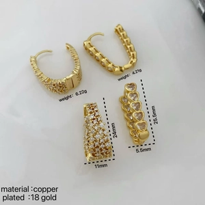Elegante 18K goud vergulde hart oorbellen met fonkelende zirkonia op een marmeren ondergrond