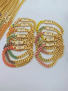 Dettaglio catena cubana placcata oro 18K con smalto colorato e chiusura a S con diamanti