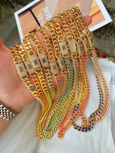 Dettaglio della collana a maglia cubana placcata in oro con smalto colorato e chiusura pavé