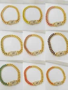 Dettaglio di bracciali a catena cubana placcati oro 18K con accenti in smalto multicolore