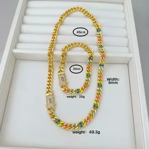 Set collana e bracciale a maglia cubana placcati oro 18K con dettagli in smalto colorato